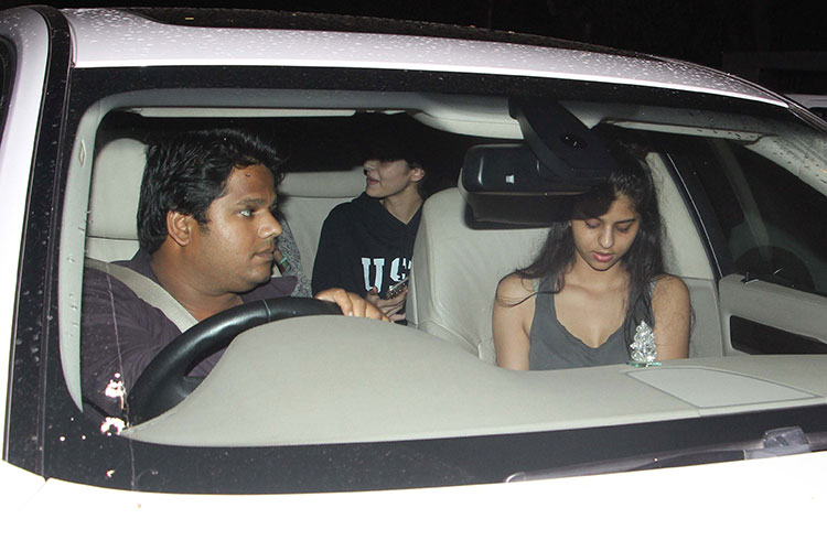 1Suhana-Khan-going-for-a-night-out.jpg