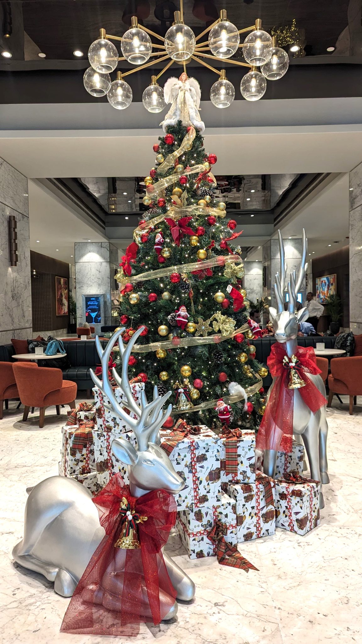 Luxury hotels displays dazzling Christmas trees Mumbai Messenger