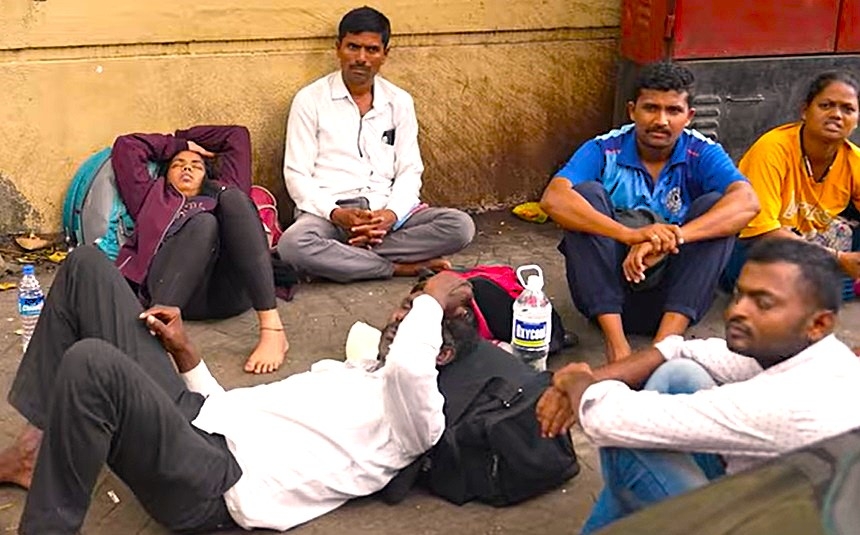 aspirants-waiting-at-footpath.jpg