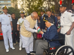 Maharashtra Governor Flags Off Veterans’ Parade, Honors War Veterans